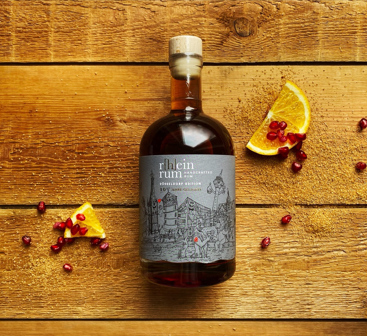 Tilly Düsseldorf Rum Vorderseite mit Granatapfel und Orange